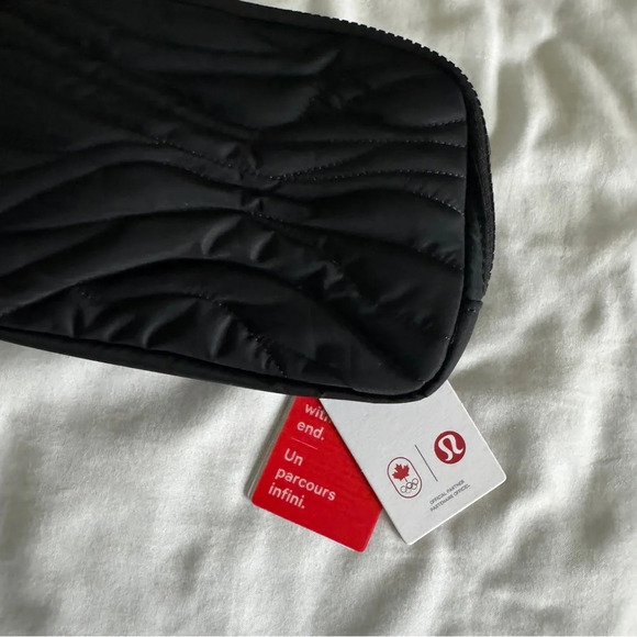 🆕🇨🇦 Lululemon Team Canada Everywhere Belt Bag Black - Picture 3 of 6